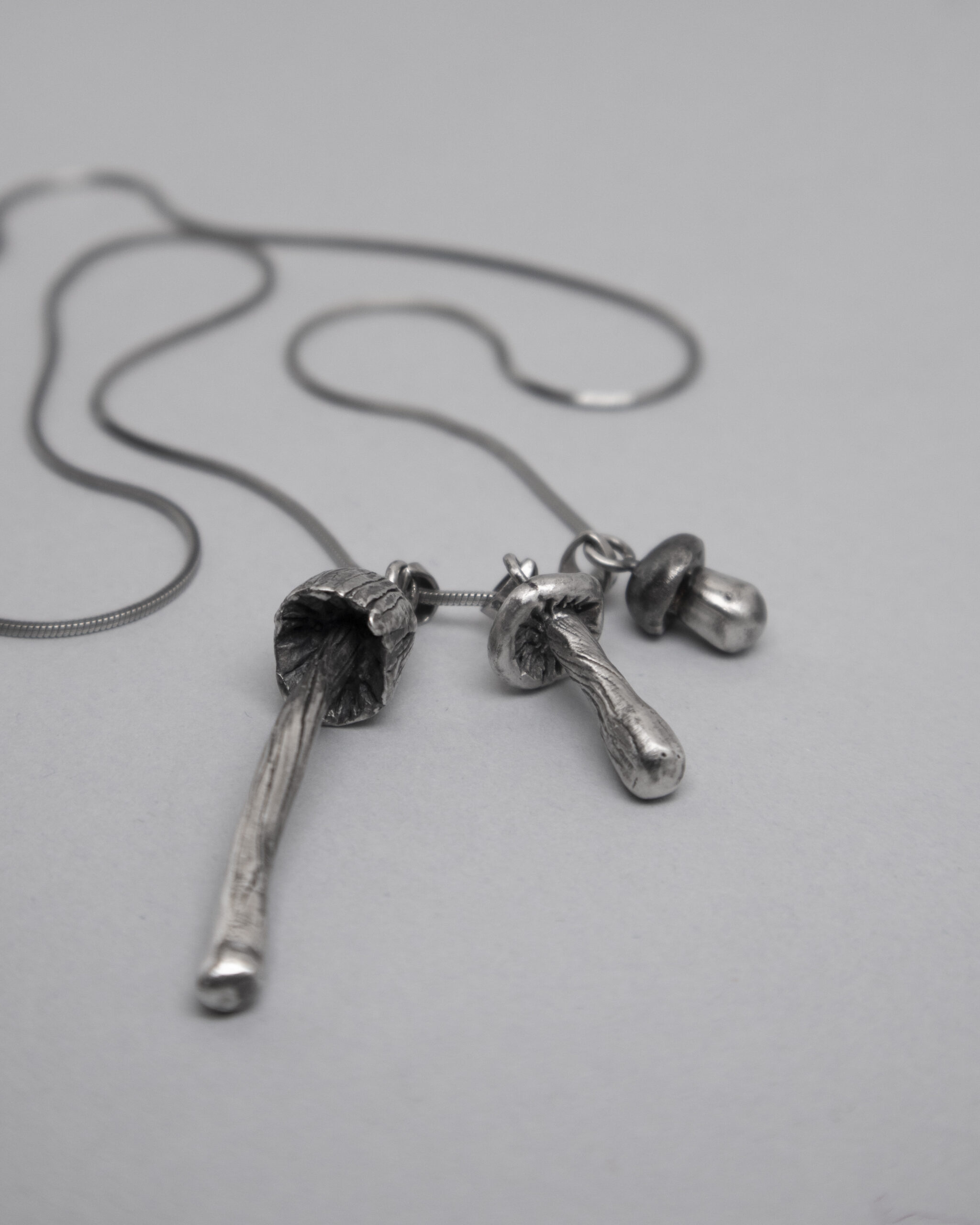 joyas artesanales en plata de ley con forma de diferentes setas